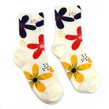 Load image into Gallery viewer, Cream mix bold floral dotty ankle socks
