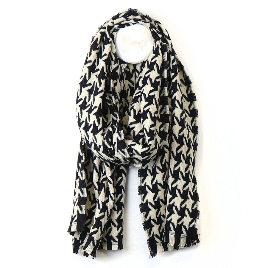 Monochrome houndstooth weave scarf