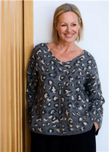Load image into Gallery viewer, Leopard Jacquard V-Neck Jumper
