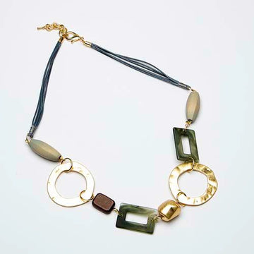 Short necklace with metal, wood and bead details