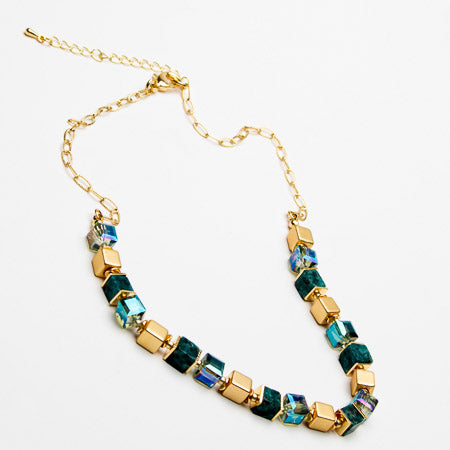 Short necklace with square resin & metal beads