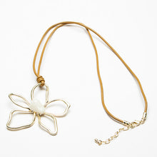 Load image into Gallery viewer, Flower Pendant Necklace
